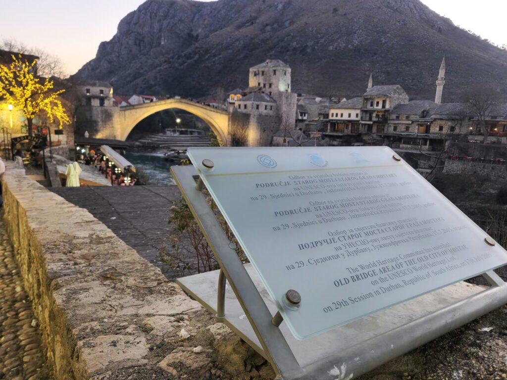 Cartello Unesco in tre lingue locali - Mostar - ilRecensore.it