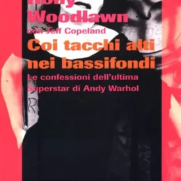 Coi tacchi alti nei bassifondi Holly Woodlawn - ilRecensore.it