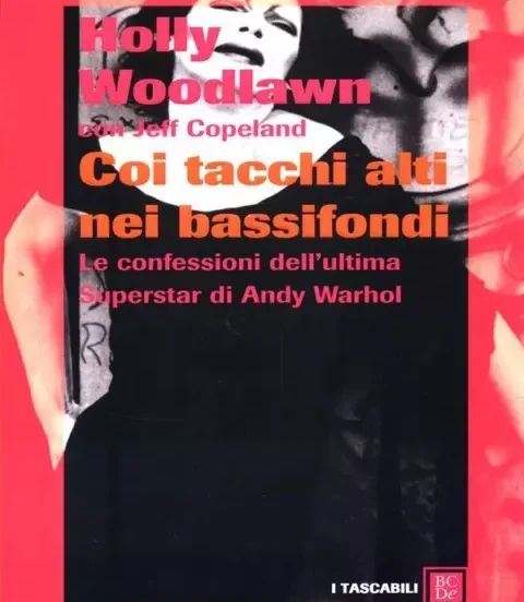 Coi tacchi alti nei bassifondi Holly Woodlawn - ilRecensore.it