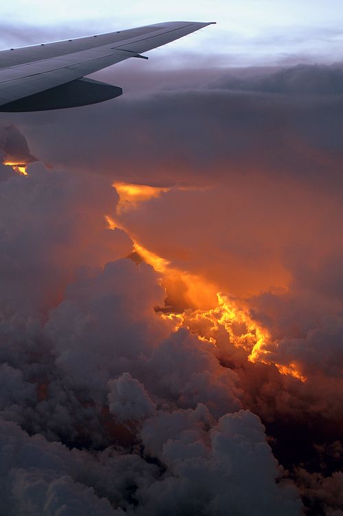 Aereo in volo - Turbolenza in arrivo . Ph: Pinterest - ilRecensore.it
