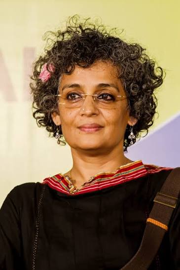 Nel memoir Il mio rifugio e la mia tempesta Arundhati Roy racconta la madre, l'infanzia, la scrittura e l'India - ilRecensore.it